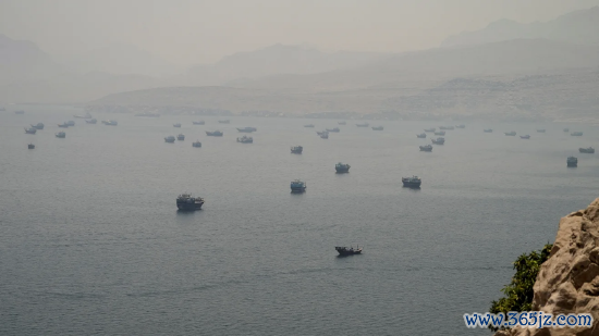2026 年 6 月 11 日，阿曼穆桑代姆半岛视角，霍尔木兹海峡内多量船舶抛锚靠岸